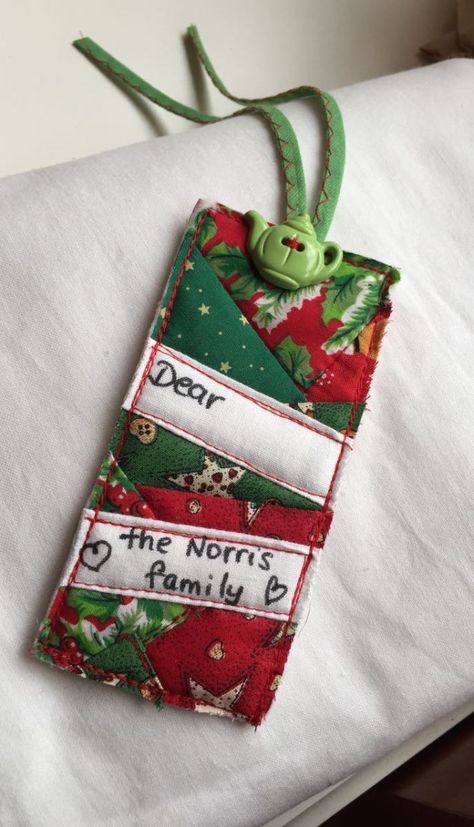 Quilted Christmas gift tags Fabric Gift Tags Diy, Quilted Christmas Gifts, Usable Gifts, Christmas Gift Tags Diy, Christmas Quilt Patterns, Fabric Gift Wrap, Felt Gifts, Gift Tags Diy, Quilted Gifts