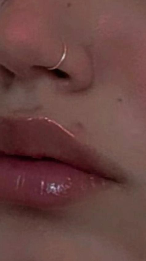 Right Nostril Piercing, Cute Nose Piercings Aesthetic, Nostril Piercing Aesthetic, Piercing No Rosto, Nose Piercing Aesthetic, Piercing Nostril, Cute Nose Piercings, Nose Piercing Hoop, Nostril Piercing