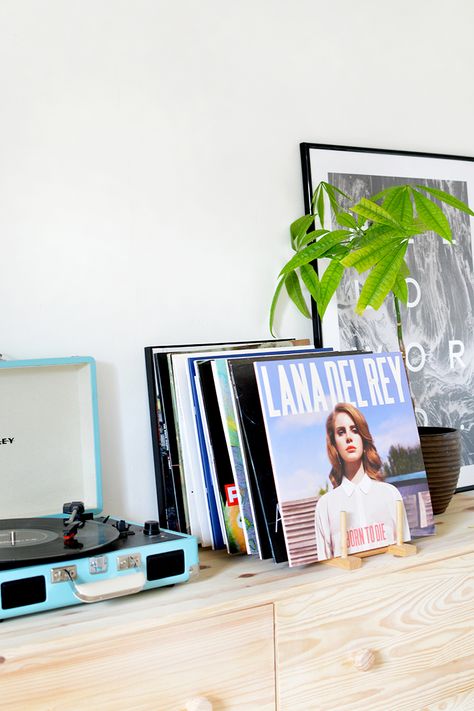 DIY | Vinyl Record / Magazine Storage Diy Vinyl Record, Vinyl Stand, Record Organizer, Pallet Tv Stands, Vinyl Display, Lp Storage, Tv Storage, Tv Stand Console, Wooden Rack