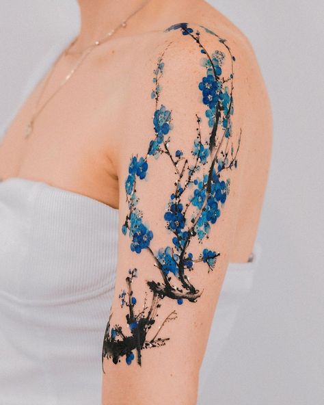 Brushstroke Branch Sleeve with Blue Flower 🌸 The guest was dressed in all blue, from her clothes to her shoes 💙 @e.nal.tattoo @vismstudio | Instagram Blue Blossom Tattoo, Blue Sakura Tattoo, E Nal Tattoo, Black And Blue Ink Tattoo, Blue Flower Tattoos For Women, Blue Cherry Blossom Tattoo, Blue Floral Tattoo, Blue Flower Tattoo, Blue Flower Tattoos