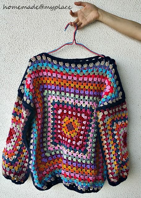 I started to crochet my first granny square for my jumper-to-be on last 4th of October... ... and little by little, crocheting on a d... Granny Square Sweater, Poncho Crochet, Crochet Jumper, Mode Crochet, Crochet Bolero, Stil Boho, Crochet Coat, Crochet Granny Square, Crochet Square Patterns