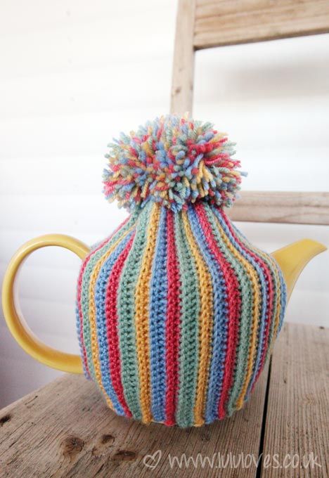 crochet pom pom tea cosy Teapot Cosy, Tea Cosy Crochet, Tea Cosy Pattern, Crochet House, Tea Cozy Pattern, Knitted Tea Cosies, Crochet Tea Cozy, Teapot Cover, Teapot Cozy