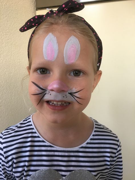 Paashaas schminken Simple Animal Face Paint, Bunny Face Paint Easy, Face Painting Bunny, Face Paint Bunny, Mouse Face Paint, Bunny Face Paint, Easter Face Paint, Carnaval Make-up, Easy Face Painting Designs