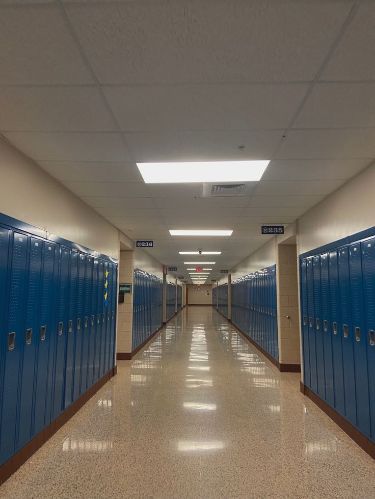 American Highschool Aesthetic Classroom, America High School Aesthetic, School Hallway With Students, Us School Aesthetic, School Lockers Hallway, American Exchange Student Aesthetic, Life In Usa Aesthetic, American Exchange Student, American Public School Aesthetic