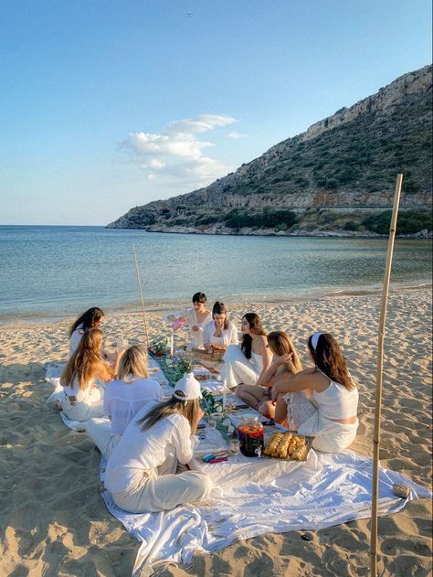 Picnic By The Beach, Bridal Picnic, Bachelorette Beach Weekend, Birthday At The Beach, Beach Picnic Party, Picnic Inspo, Sunset Picnic, Picnic Birthday Party, Aesthetic Birthday