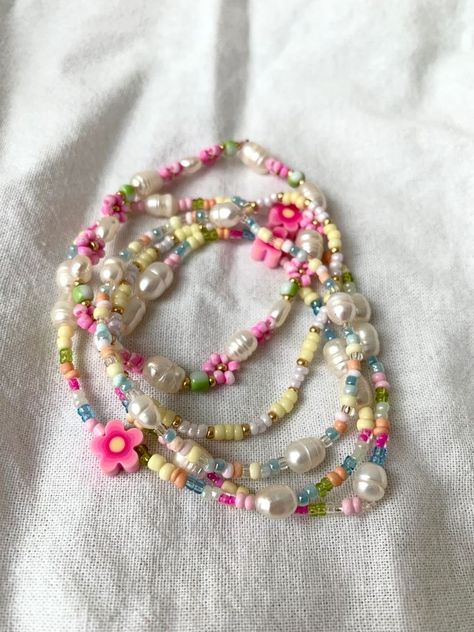 Beaded Jewelry Summer 2023, Necklace Beads Flower, Bracelet Inspiration Beads Aesthetic, Bead Jewlrey, Beaded Summer Jewelry, Summer Bracelets Beads, Beads Bracelets Aesthetic, Cute Bracelets To Make, Jewerly Diy Ideas