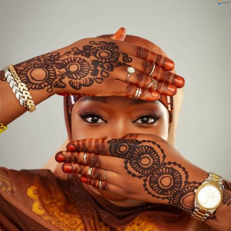 Hausa Bride, Henna Inspired Tattoos, Desert Photography, Inspired Tattoos, African Heritage, African Wear, Eid Mubarak, Henna Designs, Polynesian Tattoo