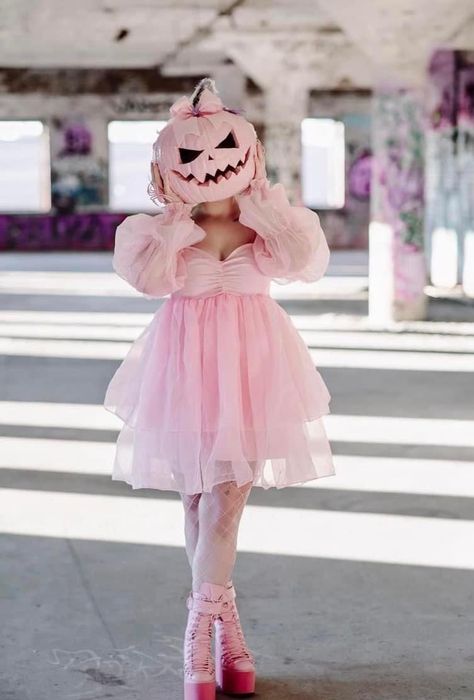 Image Halloween, Halloween Photography, Pastel Halloween, Style Kawaii, Halloween Photoshoot, Halloween Inspo, Fantasias Halloween, Pink Halloween, Halloween Photos