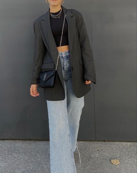 Streetwear Blazer Outfit, Oversized Striped Blazer Outfit, Blazer Outfits For Women Aesthetic, Baggy Blazer Outfits For Women, Black Oversized Blazer Outfits For Women, Trendy Blazer Outfits Street Styles, Black Striped Blazer Outfit, Black Blazer Outfit Casual Street Styles, Oversized Blazer Outfit Spring