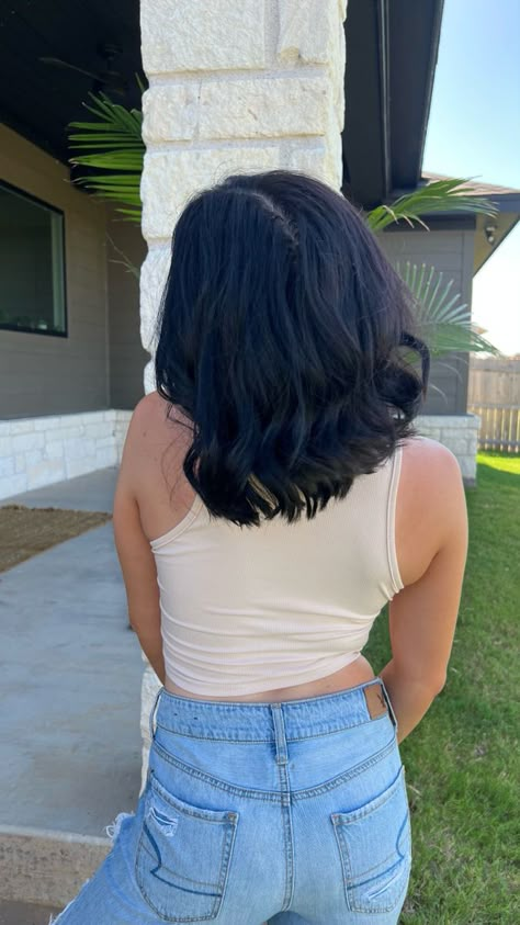 Collarbone Length Hair Black, Black Lob Haircut, Black Layered Short Hair, Short Dark Hair Women, Short Haircut Black Hair, Short Layered Black Hair, Jet Black Hair Short, Black Hair Inspo Short, Short Black Hair With Layers