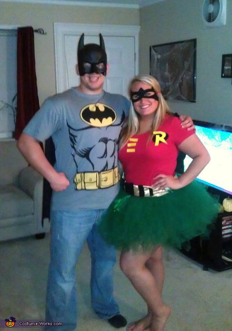 Batman and Robin - Homemade costumes for couples Robin Halloween Costume, Batman And Robin Costumes, Cosplay Robin, Meme Costume, 2015 Halloween Costumes, Halloween Costumes Diy Couples, Robin Costume, Costumes For Couples, Costume Works