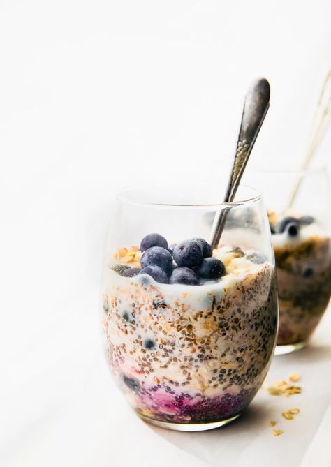 This Superfood overnight oatmeal is a favorite make-ahead breakfast. A healthy meal prep breakfast idea that can be made and prepped 2 ways. It's vegan, dairy-free, and gluten free breakfast and tastes like a delicious bowl of Blueberries and Cream. Healthy Meal Prep Breakfast, Burrito Vegan, Overnight Oatmeal Healthy, Blueberries And Cream, Cooking Steak, Blueberry Overnight Oats, Menu Sarapan Sehat, Chia Overnight Oats, Oat Recipes Healthy