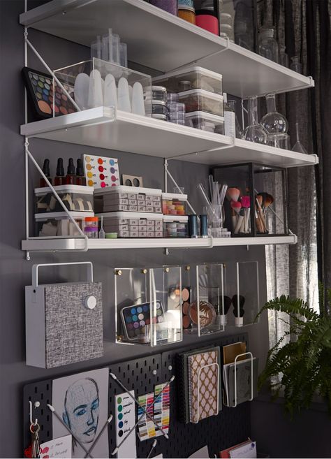 IKEA BERGSHULT white shelves, mounted with triangular PERSHULT brackets creating a customised storage shelving solution. Pershult Ikea, Ikea Bergshult, Ikea Linnmon, Working Station, Rolling Drawers, Ikea Apartments, Ikea Inspiration, Grey Shelves, Ikea Wall