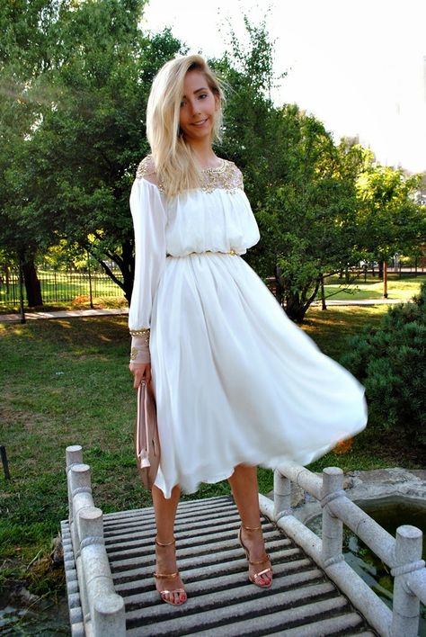 Let`s talk about fashion !: Modern greek goddess Greek Fashion Modern Casual, Hellenistic Fashion, Modern Greek Fashion, Modern Greek Goddess Outfits, Asphodel Flower, Greek Fashion Modern, Greek Outfit, Goddess Outfit, Greek Goddess Costume