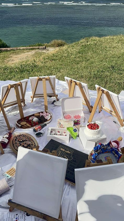 #picnicfoodideas #picnicaesthetic Birthday Picnic Painting, Art Picnic Ideas, Painting On The Beach Aesthetic, Cute Picnic Party, Picnic Art Ideas, Girls Picnic Ideas, Picnic Painting Ideas, Painting Picnic Date, Sip And Paint Picnic