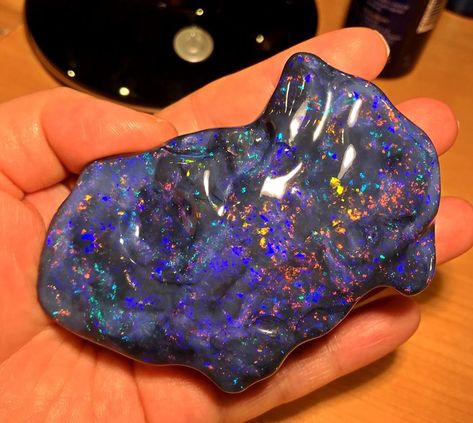 Stunning black Opal from Australia  Photo: Cody Opal Rocks And Fossils, Earth Gift, Australian Black Opal, Geology Rocks, Cool Rocks, Rocks Crystals, Beautiful Rocks, Crystal Magic, Love Rocks