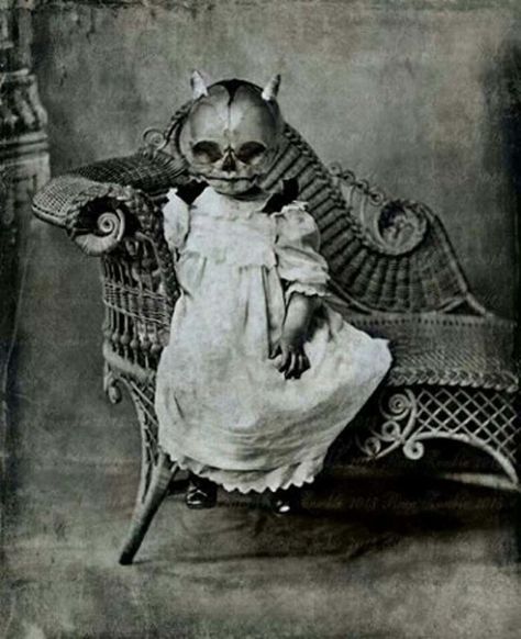 21 Creepy Black and White Photos That Will Give You Nightmares - Creepy Gallery Vintage Bizarre, Images Terrifiantes, Creepy Halloween Costumes, Vintage Halloween Photos, Photo Halloween, Creepy Costumes, Creepy Vintage, Creepy Photos, Vintage Halloween Costume