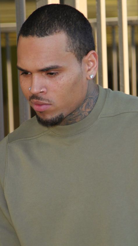 Looking GOOD.. Chris Brown Haircut, Chris Brown Style, Waves Haircut, Girl Shadow, Chris Brown Wallpaper, Chris Brown X, Chris B, Chris Brown Pictures, Chris Brown Videos