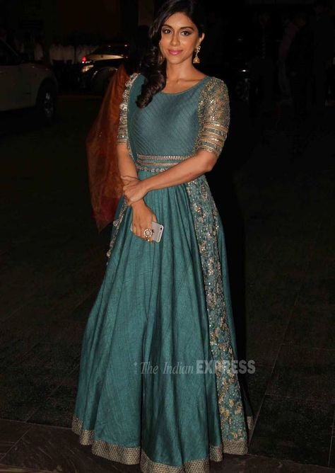 Zoa Morani at Masaba Gupta, Madhu Mantena's wedding reception. #Bollywood #Fashion #Style #Beauty Zoa Morani, Bollywood Style Cutdana Organza Dress, Bollywood Gown With Mirror Work, Bollywood Fashion Saree, Anamika Khanna Lehenga, Indian Formal Dresses, Michu Somya Gupta Lehenga, Kangana Ranaut Lehenga, Floor Length Anarkali