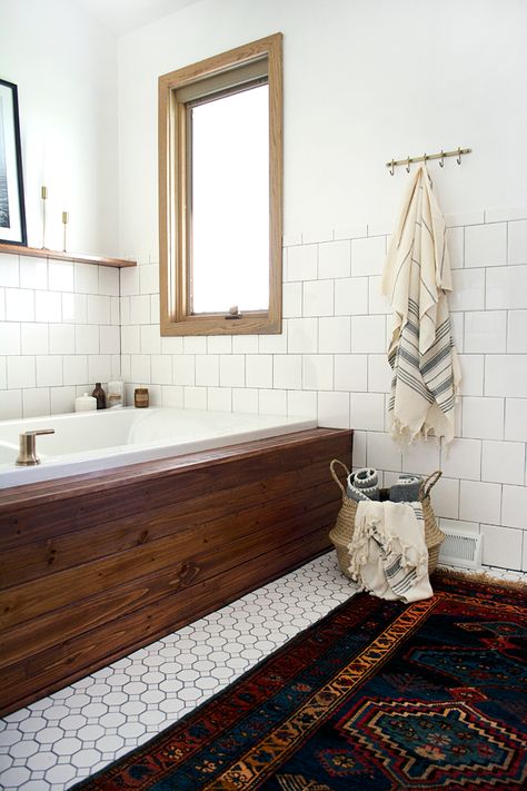 A bathtub gets wood planking for a modern rustic look Modern Vintage Bathroom, Farmhouse Bathroom Design, Vintage Bathroom Decor, Bad Inspiration, Modern Farmhouse Bathroom, Vintage Bathrooms, Bath Room, Vintage Bathroom, Style At Home