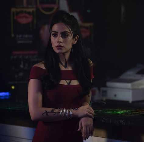 Dark Dress Outfit, Isabelle Lightwood Outfit, Isabella Lightwood, Izzy Lightwood, Shadowhunters Season 3, Shadowhunters Tv Show, Isabelle Lightwood, Dark Dress, Celebrity Skin