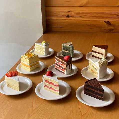 Simple Cake Table, Dessert Booth, Cake Mix Coffee Cake, Street Food Business, Cake Slices, Tiny Cakes, Cake Cafe, Mini Cakes Birthday, Thai Dessert