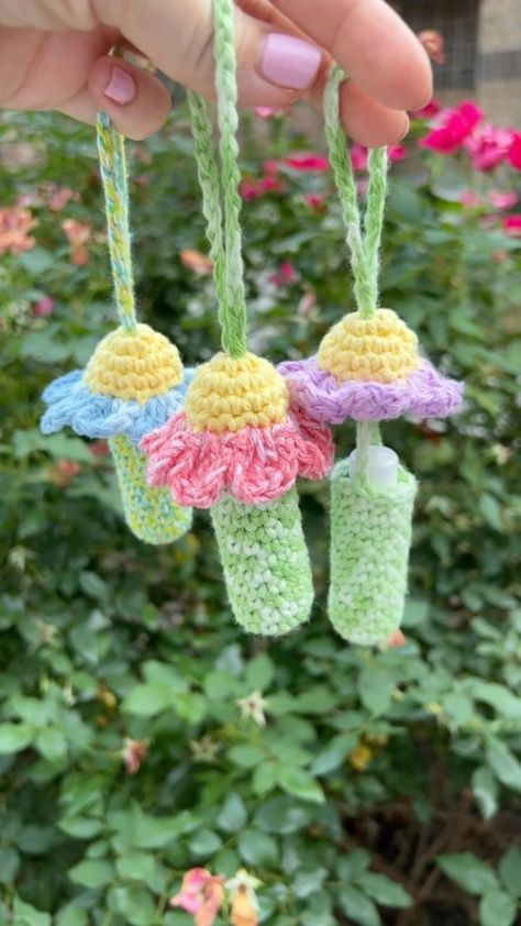 Crochet Flower Chapstick Holder, Crochet Keychain Chapstick Holder, Chapstick Crochet Holder, Chapstick Holder Crochet Pattern Free, Crochet Lip Balm Holder Pattern Free, Easy Cute Crochet Projects, Crochet Chapstick Holder Pattern Free, Chapstick Holder Pattern Free, Chapstick Holder Crochet