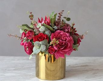 Ska Wedding, Plant Eucalyptus, Valentine Flower Arrangements, Fake Flower Arrangements, Small Flower Arrangements, Arrangement Flower, Mixed Flowers, Gold Vase, Wine Gift Baskets