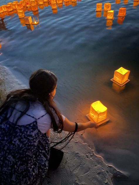 Water Lantern Festival Picture Ideas, Water Lantern Festival Outfit, Water Lantern Ideas, Floating Lanterns Aesthetic, Lantern Festival Aesthetic, Bucketlist Aesthetic, Floating Lantern Festival, Water Lantern Festival, Water Lantern