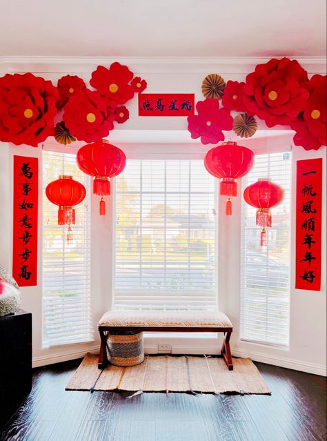 Items needed to make DIY flowers linked to this pin Lunar New Year Door Decoration, Chinese New Year Wall Decoration, Lunar New Year Display, Chinese New Year Paper Lanterns, Chinese Lanterns Room Decor, Lunar New Year Decoration Diy Chinese Paper Lanterns, Japanese Theme Parties, Red Lantern, New Year Decor