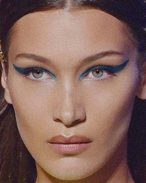 Versace Makeup, Versace Aesthetic, Bella Hadid Makeup, Fashion Editorial Makeup, Isabella Hadid, Fashion Bella, Bella Hadid Style, Colorful Eye Makeup, Hadid Style