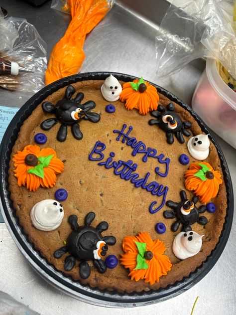 Fall Message Cookie Ideas, Cookie Cake Halloween, Halloween Cookie Cake Ideas, Halloween Message Cookies, Back To School Cookie Cake, Fall Cookie Cakes, Halloween Cookie Cake Designs, Fall Cookie Cake Designs, Halloween Cookie Cakes