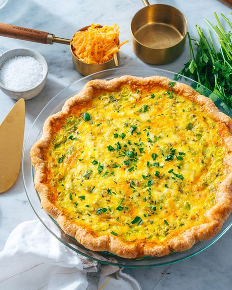 This easy quiche recipe has a simple filling that's irresistible! Bake it up in a flaky pastry shell and prepare to be amazed. #quiche #quicherecipe #easyquiche #easyquicherecipe Quiche Shell Recipe, Quiche Dough Recipe, Ramadan Savouries, Quiche Filling, No Crust Quiche, Quiche Pastry, Quiche Pie Crust, Tart Shells Recipe, Easy Quiche Recipe