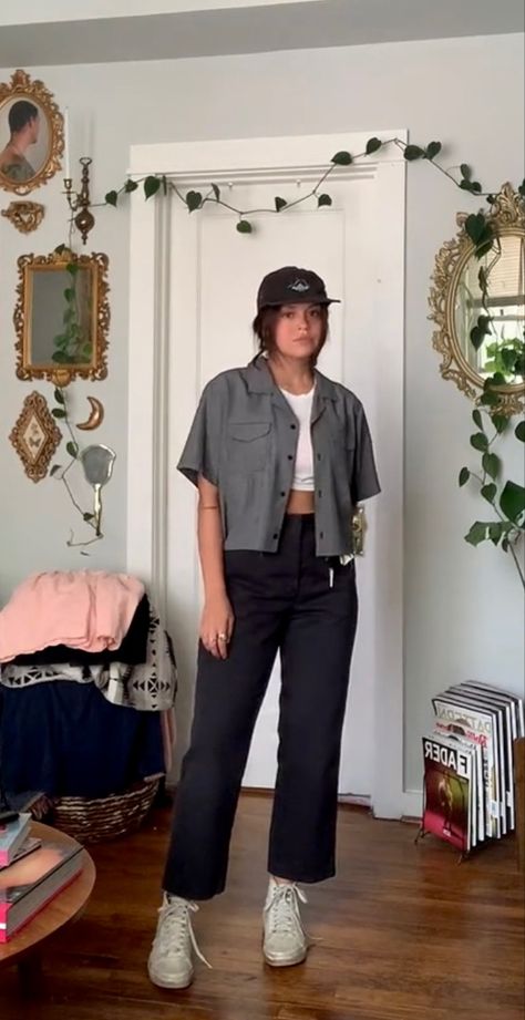 credit to @taelor on tiktok Masculine In A Feminine Way Outfits, Masculine Street Style Women, Lesbian Brunch Outfit, Gender Fluid Outfits Aesthetic, Costume Ideas Queer, Curvy Queer Style, Masc Street Style Women, Masc Capsule Wardrobe, Masc Bar Outfit