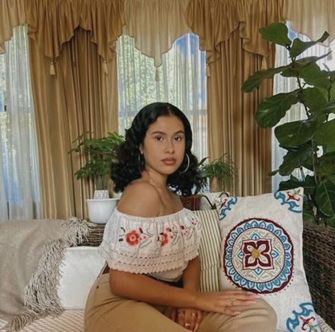 Mexican Style Photoshoot, Modern Chicana Style, Mexican Outfit Ideas Women, Senora Aesthetic, Señora Era Aesthetic, Mexican Fashion Aesthetic, Honduran Fashion, Rich Latina Aesthetic, Latin American Fashion