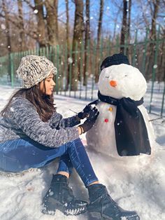 Simla Manali Outfits, Building A Snowman Aesthetic, Poses For Kashmir Trip, Photo Poses In Snow, Poses For Snow Pictures, Simla Manali Photography, Snow Photoshoot Aesthetic, Poses In Snow Photo Ideas, Manali Pics