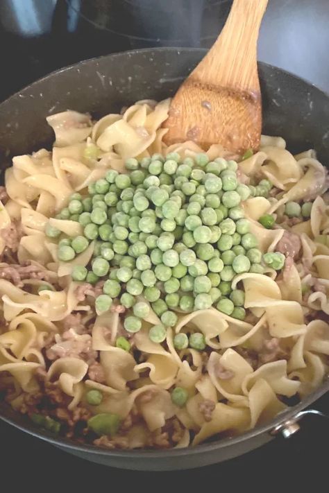 Ground Beef And Noodle Skillet Casserole Recipe - Quick & Easy! Ground Beef Noodle Casserole, Skillet Casserole, Beef Noodle Casserole, Inexpensive Dinner Recipes, Inexpensive Dinners, Inexpensive Meals, Noodle Casserole, Cooking For Two, Food Articles