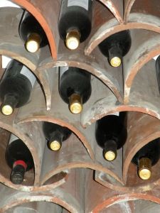 DIY Wine Rack out of roof tiles!... Next project for sure! Wine Racks Ideas, Wine Rack Ideas, Wine Rack Plans, Clay Roof Tiles, Clay Roofs, Rustic Wine Racks, Tile Crafts, Wine Case, Diy Wine Rack