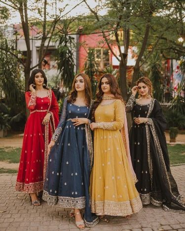 Clothes For Sisters Wedding, Same Dress For Friends, Outfits For Cousins Wedding, Outfits For Sisters Wedding Indian, Sisters Wedding Dress Ideas Indian, Outfit For Friends Wedding Indian, Wedding Cousins Dress, Wedding Dress For Cousins, Wedding Wear For Sister Indian