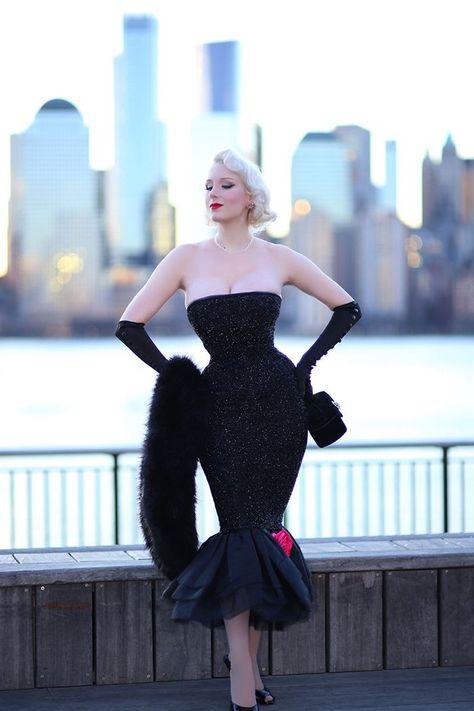 Rachel Jensen, Hobble Skirt, In The Spotlight, Wiggle Dress, Mode Inspo, Vintage Glamour, 1950s Fashion, Mermaid Dress, Hollywood Glamour