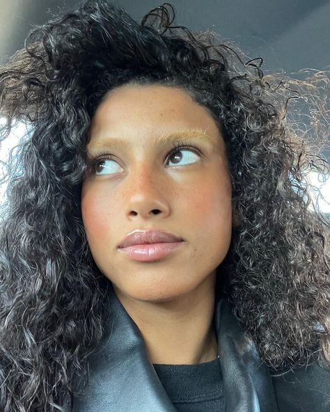 Bleach Eyebrows Dark Hair, Bleached Brows, Bleached Eyebrows, Light Eyebrows, Imaan Hammam, Light Brow, Protective Hairstyles For Natural Hair, Eyebrow Piercing, Auburn Hair