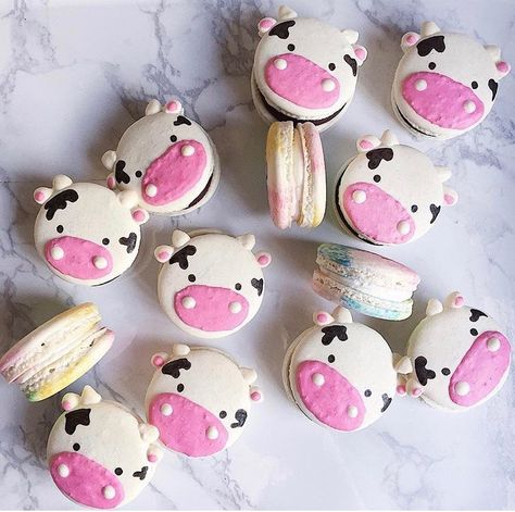 Macaroon Designs Ideas, Kawaii Macarons, Cow Macarons, Dog Bread, Macaron Cookies, French Macaroons, Delicacy Food, Macaroon Recipes, Halloween Baking