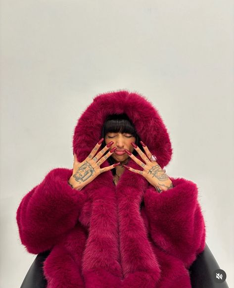 Fur Coat Aesthetic, Red Fur Coat, Afro Punk Fashion, Chubby Fashion, Streetwear Fashion Women, Autumn Fashion Casual, Winter Fits, Celebrity Look, Toddler Fashion