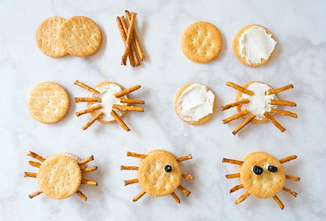 Halloween Spider Cracker Snacks via La Jolla Mom Snack Halloween, Halloween Appetizers Easy, Halloween Snacks For Kids, Appetizers For Kids, Healthy Halloween Snacks, Snacks For Kids, Halloween Appetizers, Healthy Halloween, Cracker Snacks