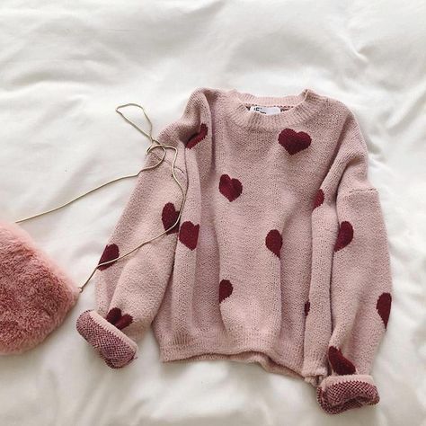 Oversized Sweater Outfit, Hearts Print, Oversize Pullover, Pastel Outfit, Trendy Dress Outfits, Trendy Fashion Tops, Clothing Photography, Oversized Knitted Sweaters, Red Hearts