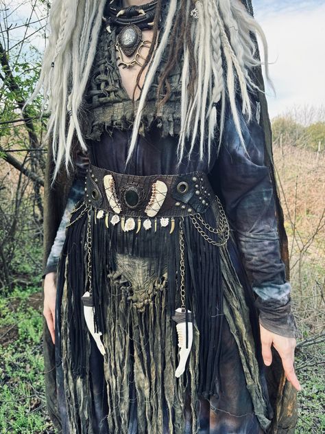 Barbarian Woman Costume Diy, Nomadic Outfit, Pagan Outfits Witches, Viking Shaman Woman, Viking Witch Aesthetic, Baba Yaga Costume, Witchy Coat, Witch Astethic, Morrigan Costume