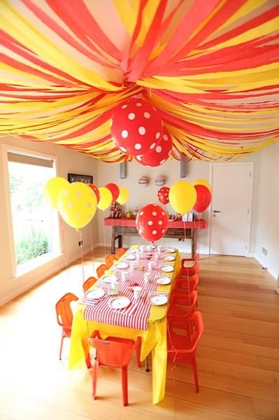 Crepe paper streamers make the perfect "big top" ceiling for a circus themed party Circus Themed Party, Polka Dot Theme, Carnival Birthday Party Theme, Crepe Paper Streamers, Circus Theme Party, Paper Streamers, Circus Birthday Party, Circus Tent, Carnival Themes