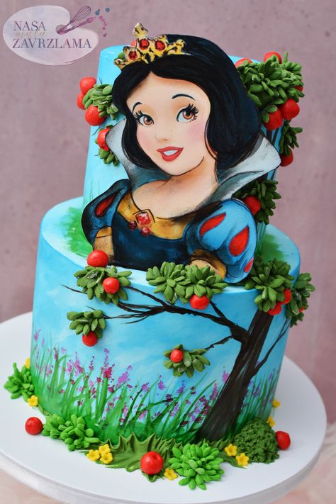 #snowwhitecake #snezanaisedampatuljakatorta #cakedecorating #cakephotography #cakestag #birthdaycake #rodjendansketorte #decijetorte #decijatorta #rodjendanskatorta #tortebeograd #nasamalazavrzlama #belgradecakes #ukusno #food #dessert #handmade #yummy #nasa_mala_zavrzlama #zavrzlama Bolo Da Peppa Pig, Rodjendanske Torte, Snow White Cake, Cake Designs For Girl, White Birthday Cakes, Snow White Birthday Party, Disney Princess Cake, Mini Torte, Disney Birthday Cakes