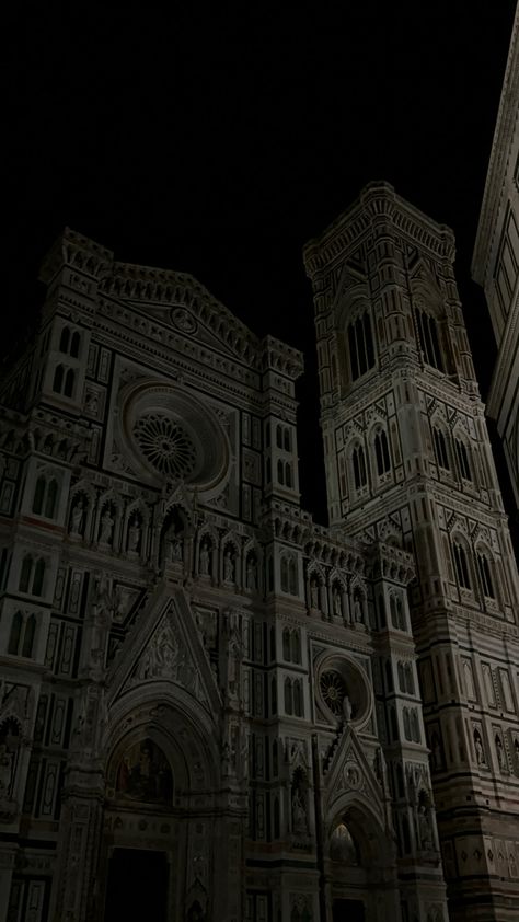 Florence Italy Aesthetic Night, Florence At Night, Autumn 23, Heels Aesthetic, Italy Aesthetic, Aesthetic Pics, Urban Fantasy, Night Aesthetic, Florence Italy