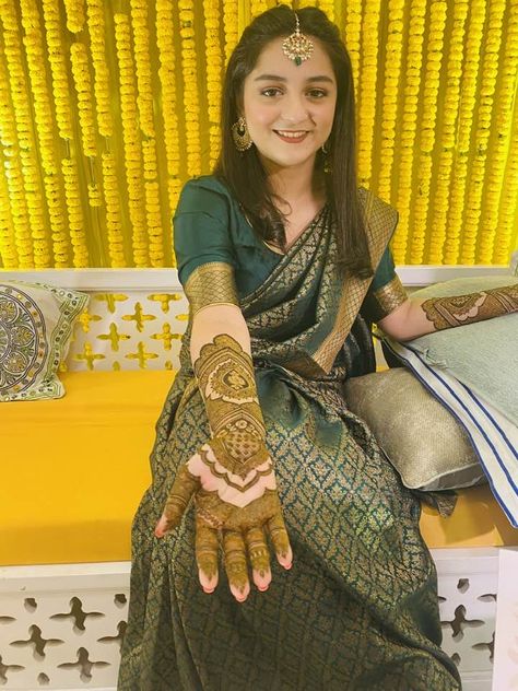 Simple Mehandi Outfits Brides, Mehandi Saree For Bride, Mehendi Saree Look, Mehandi Looks For Bride, Mehendi Saree, Mehendi Saree For Bride, Simple Haldi Look For Bride In Saree, Aishwarya Dk Shivakumar Wedding, Holud Saree